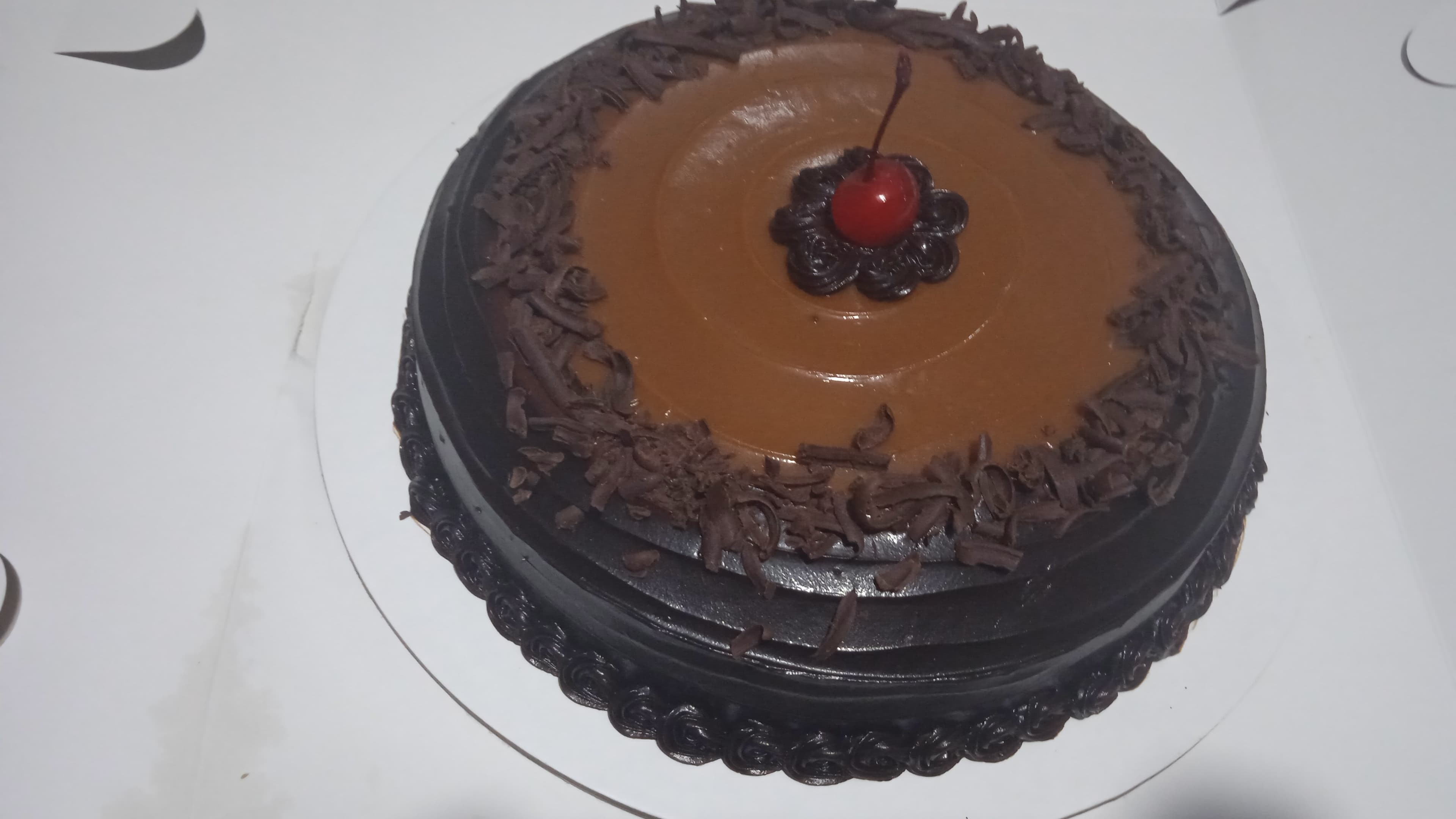 Torta húmeda de chocolate con fudge y cereza